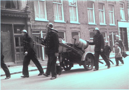 Door de benzineschaarste moet men in WOII gebruik maken van trekkracht door de brandweermannen. Bron: Brandweer Amsterdam.